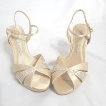 Load image into Gallery viewer, Mima Size 8.5 Gold Heels
